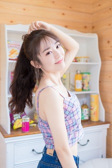 《年轻的女教师》在线